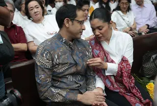 Terdakwa kasus dugaan korupsi pengadaan Chromebook dalam program digitalisasi pendidikan di Kemendikbudristek, Nadiem Anwar Makarim bersama istrinya Franka Franklin sebelum sidang vonis  di Pengadilan Tipikor, Jakarta, Selasa (30/06/2026). (Kapanlagi.com/Budy Santoso)