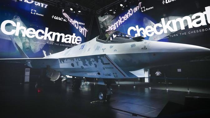 Sebuah prototipe calon jet tempur Rusia ditampilkan di MAKS-2021 International Aviation and Space Salon di Zhukovsky di luar Moskow, Rusia, Selasa (20/7/2021). Diberi julukan 'The Checkmate', pesawat itu dikabarkan mampu menyerang enam target secara bersamaan. (AP Photo/Alexander Zemlianichenko)