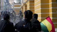 Polisi militer di istana kepresidenan Bolivia dalam upaya kudeta militer. (AP/Juan Karita)