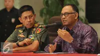 Operator Pelaksana Turnamen Sudirman Cup, Hasani Abdulgani (kanan) bersama Letjen TNI Agus Sutomo memberikan keterangan jelang bergulirnya turnamen sepakbola Jenderal Sudirman Cup di Jakarta, Senin (26/10/2015). (Liputan6.com/Helmi Fithriansyah)