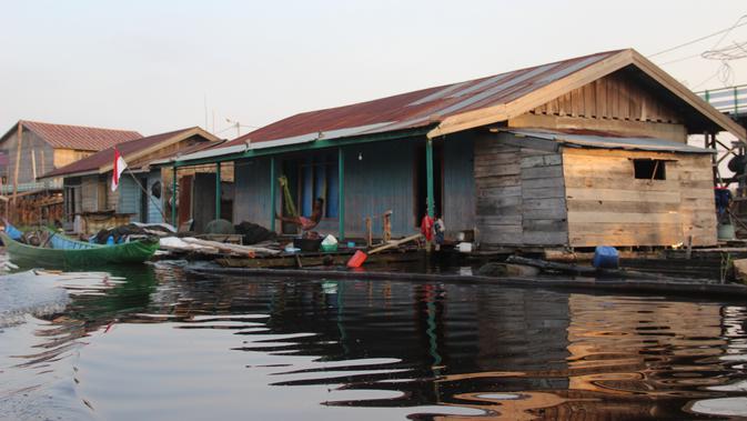 Permukiman di Desa Muara Enggelam didominasi rumah rakit yang terapung. (Liputan6.com/ Abdul Jalil)