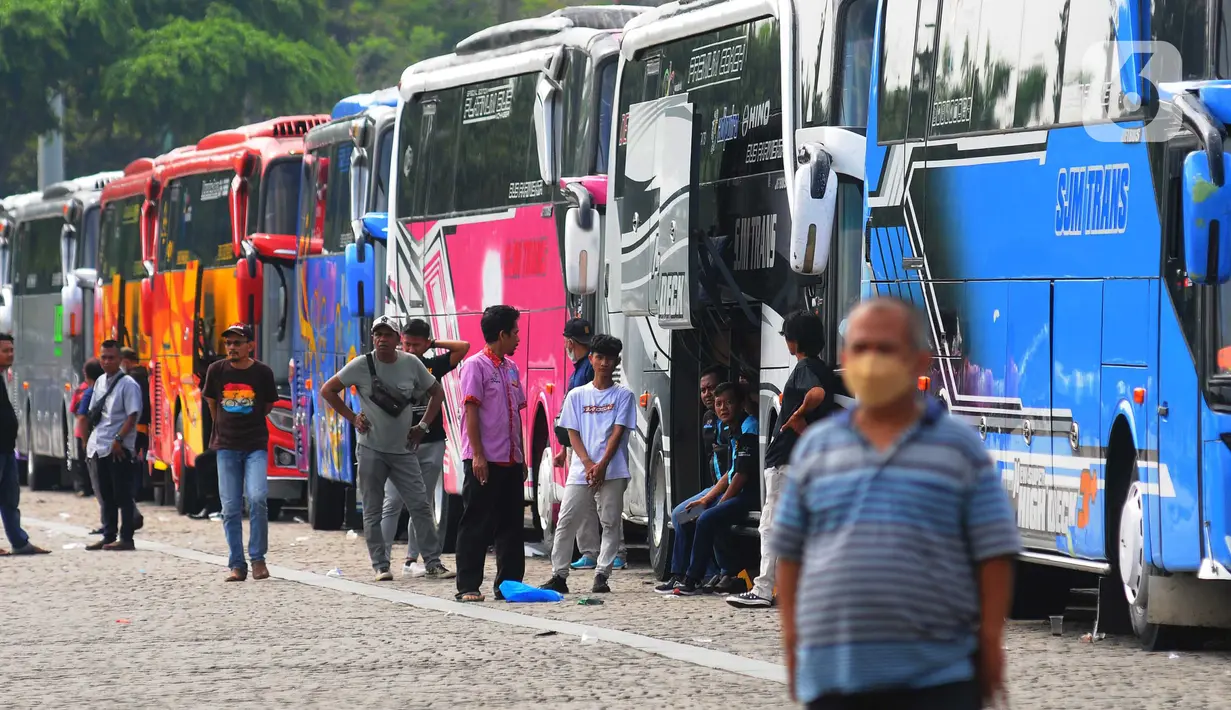 Sebanyak 130 bus diberangkatkan hari ini dari kawasan Monas. Sementara, 300-an bus lainnya akan diberangkatkan besok, 19 April. (merdeka.com/Imam Buhori)