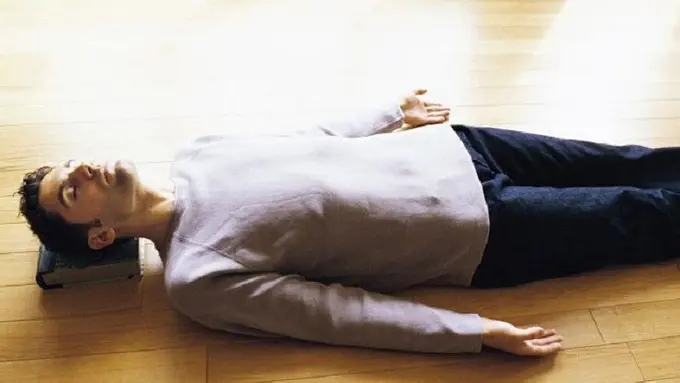 Bukan di Kasur, Ini 3 Alasan Tidur di Lantai Baik Buat Kesehatan