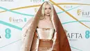 <p>Mengenakan busana minimalis, Anya Taylor Joy bius paparazzi dengan pesona berkilau [instagram/schiaparelli]</p>