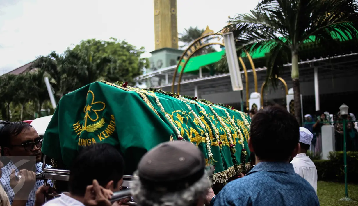 Warga dan kerabat menggotong keranda jenazah korban pembunuhan sadis Pulomas untuk disalatkan di Masjid At Taubah, Pulomas, Kayuputih, Jakarta, Rabu (28/12). Usai disalatkan tiga jenazah akan dimakamkan di TPU Tanah Kusir. (Liputan6.com/Faizal Fanani)