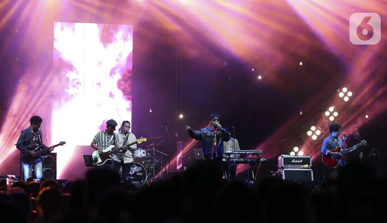 Grup band D'Masiv tampil pada hari kedua BNI Java Jazz Festival 2022 di JIExpo Kemayoran, Jakarta Pusat, Sabtu (28/5/2022). Perhelatan musik BNI Java Jazz Festival 2022 digelar pada 27-29 Mei dengan menampilkan musisi-musisi dari dalam dan luar negeri. (Liputan6.com/Johan Tallo)