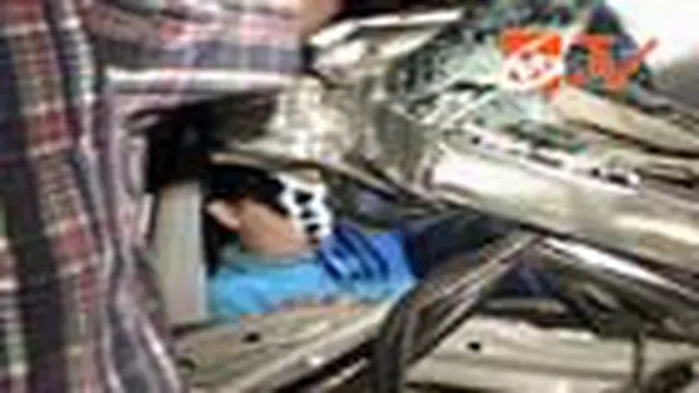 Mobil Tabrak Pohon, Pengemudi Terjepit