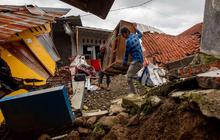 FOTO: Ribuan Warga Padasari Mengungsi Akibat Tanah Bergerak