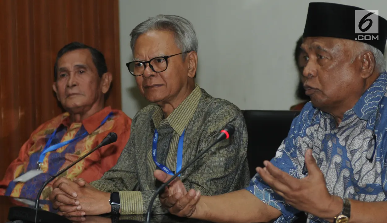 Mantan Pimpinan KPK, Tumpak Hatorangan Panggabean, Erry Riyana Hardjapamekas dan Taufiqurrahman Ruki memberikan keterangan atas polemik Revisi UU KPK di Jakarta, Senin (16/9/2019). Mereka menanggapi rancangan UU KPK seharusnya menguatkan pemberantasan korupsi. (merdeka.com/dwi narwoko)