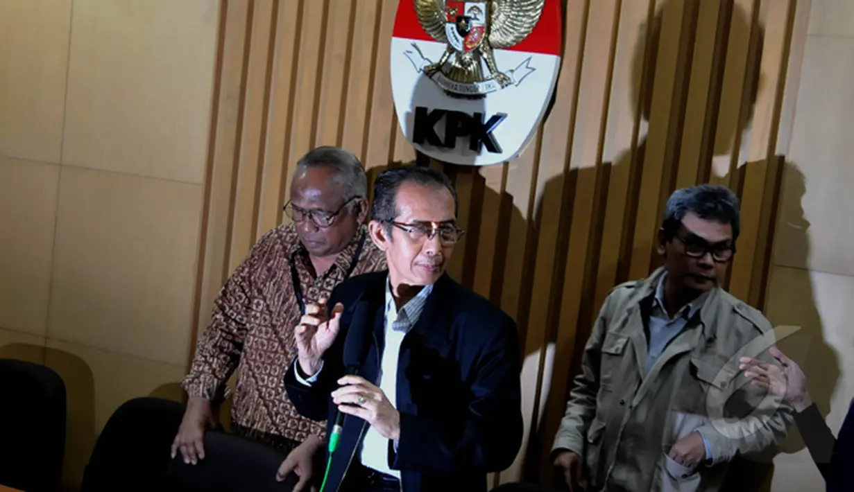 Para pimpinan KPK bergegas meninggalkan ruang konferensi pers usai memberikan penjelasan terkait kasus AS dan BW di Gedung KPK, Jakarta, Rabu (25/2/2015).  (Liputan6.com/Johan Tallo)
