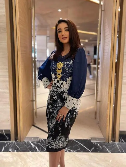 Seperti inilah penampilan pertama Tsania umumkan dirinya bergabung ke partai politik.  Di momen itu, ia tampil cantik dan elegan dalam balutan dress batik serta bros keemasan.  (Instagram/tsaniamarwa54).