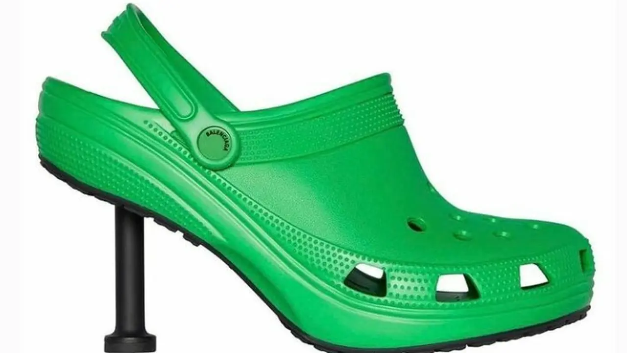 Kembali Berkolaborasi, Balenciaga dan Crocs Rilis Sepatu Unik dengan Hak Tinggi