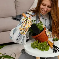 Ingin berkebun tapi terbatas lahan? Tenang, kamu bisa coba menanam empat sayuran ini hanya dengan pot! Cocok untuk pemula yang ingin panen segar dari rumah sendiri. (Foto dok: Freepik/jcomp).