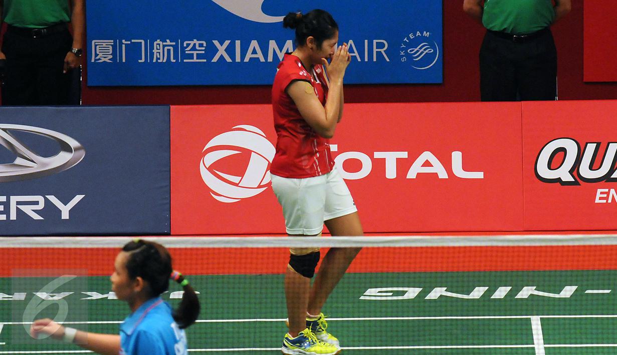 Pebulutangkis tunggal Putri Indonesia, Lindaweni Fanetri menutup wajah usai berlaga melawanTai Tzu Ying (China Taipei) di Total BWF World Championships 2015, Jakarta, Jumat (14/8/2015). Lindaweni unggul 14-21 22-20 21-12. (Liputan6.com/Helmi Fithriansyah)