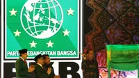 Presiden memukul bedug sebagai tanda dibukanya Mukernas PKB di JCC, Jakarta, Jum'at (5/2/2016). Mukernas PKB mengambil tema "Holopis Kuntul Baris, Menangkan Rakyat Dalam Persaingan Global" (Liputan6.com/Faizal Fanani)