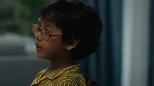 Den Bagus Sasono sebagai Kenny dalam film Keluarga Super Irit. (Foto: Dok. Falcon Pictures)