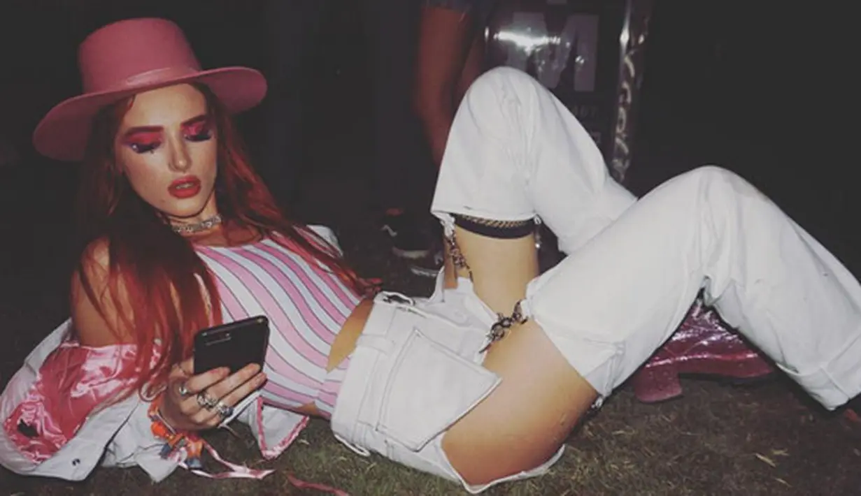 Bukan hanya di dunia nyata, Bella pun seringkali mengunggah foto seksinya di akun Instagram pribadinya. Seperti yang baru-baru ini terjadi, Bella mengunggah foto bugilnya usai melakukan sesi foto di majalah GQ. (Instagram/bellathorne)