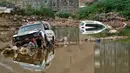 Mobil-mobil terjebak air berlumpur menyusul banjir yang disebabkan oleh Topan Shaheen di Mukalla, Provinsi Hadramaut, Yaman, Kamis (7/10/2021). Topan Shaheen yang melanda negara tetangga, Oman, mempengaruhi wilayah tersebut. (AFP)