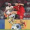 Pemain Timnas Indonesia, Ragnar Oratmangoen (kanan) berusaha mengontrol bola di depan pemain Irak, Rebin Sulaka pada laga Grup F putaran kedua Kualifikasi Piala Dunia 2026 zona Asia antara Timnas Indonesia menghadapi Irak di Stadion Utama Gelora Bung Karno (SUGBK), Senayan, Jakarta, Kamis (6/6/2024). (Bola.com/M Iqbal Ichsan)