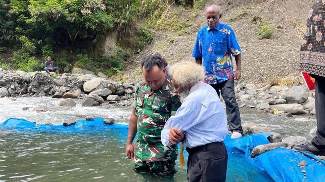 Satgas Yonif 511/DY Jamin Keamanan Pembaptisan Anggota Koramil di Tolikara