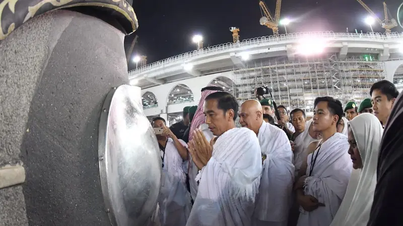 Presiden Joko Widodo atau Jokowi dan keluarga menjalankan ibadah Umrah