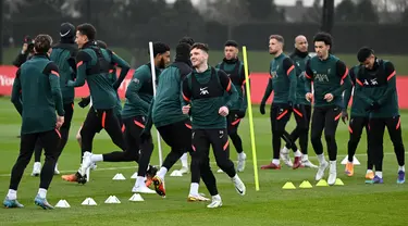 Para pemain Liverpool ambil bagian dalam sesi latihan jelang melawan Benfica pada pertandingan leg kedua perempat final Liga Champions di tempat latihan Liverpool FC di Liverpool, Inggris, 12 April 2022. Liverpool. (Paul ELLIS/AFP)