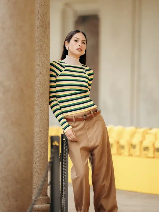 Tampilannya begitu effortless, dengan anting bergaya bold.  [Foto: Instagram/ Maudy Ayunda]