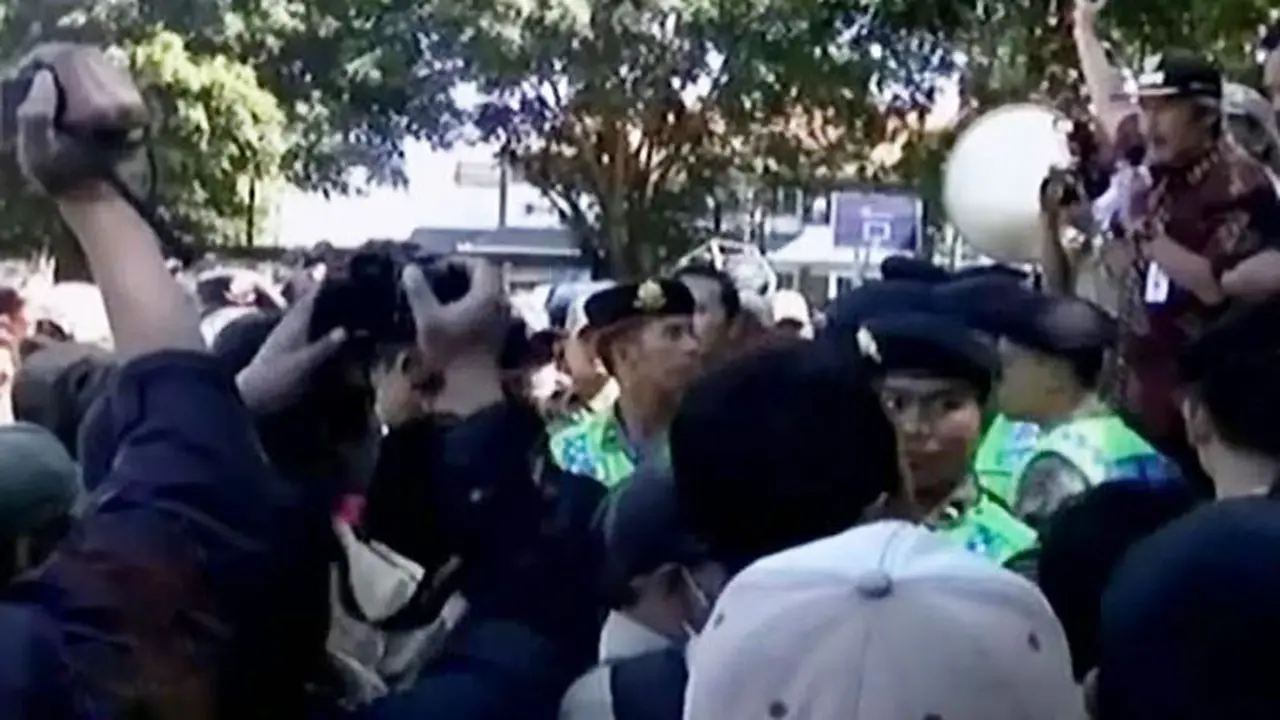 (Lip6 Malam) Unjuk-Rasa