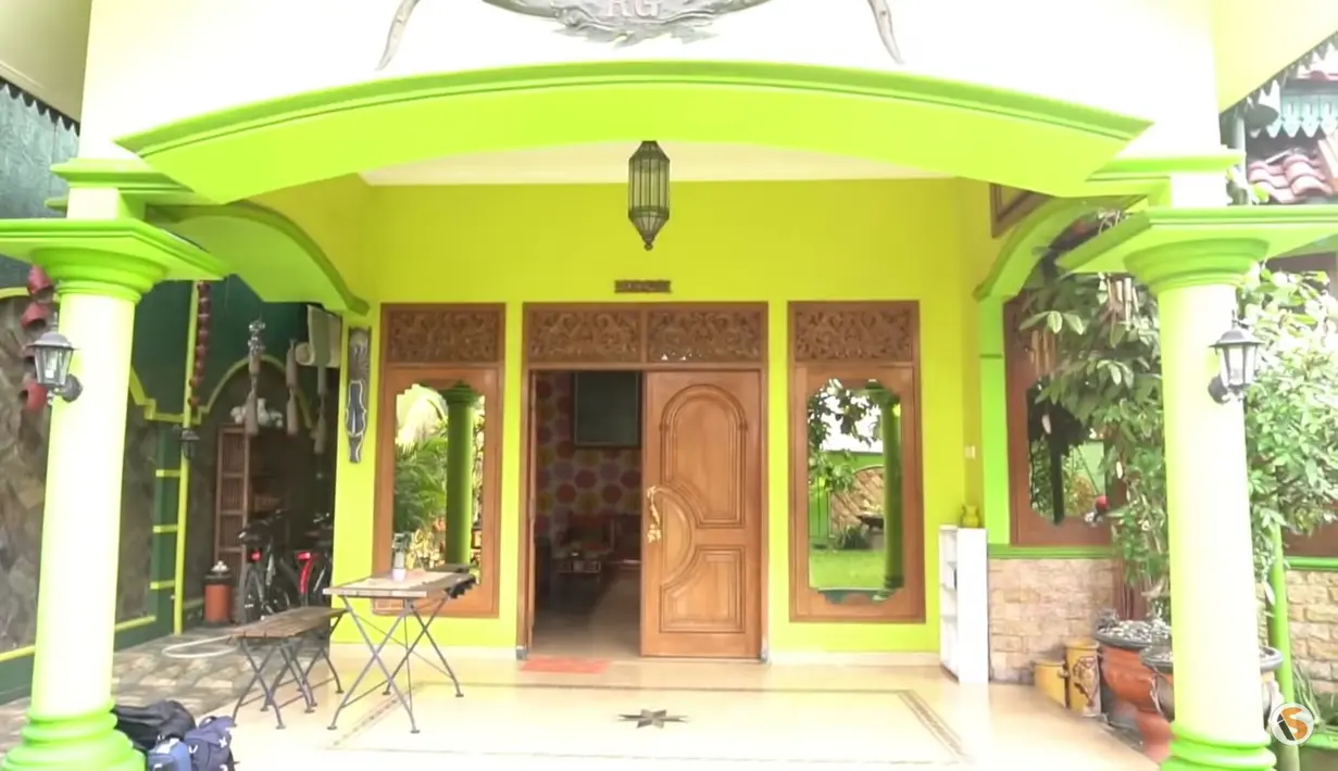 Warna yang berani juga menjadi daya tarik tersendiri. Hijau muda hingga oranye menghiasi rumah yang asri ini. (Youtube Imam Subkhan)