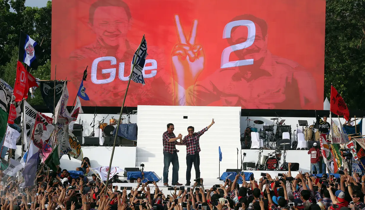Cagub dan Cawagub Nomor Urut 2 Ahok-Djarot memberikan salam dua jari kepada ribuan pendukungnya saat "Konser Gue 2" di "ex golf driving range" Senayan, Jakarta, (4/2). (Liputan6/JohanTallo)
