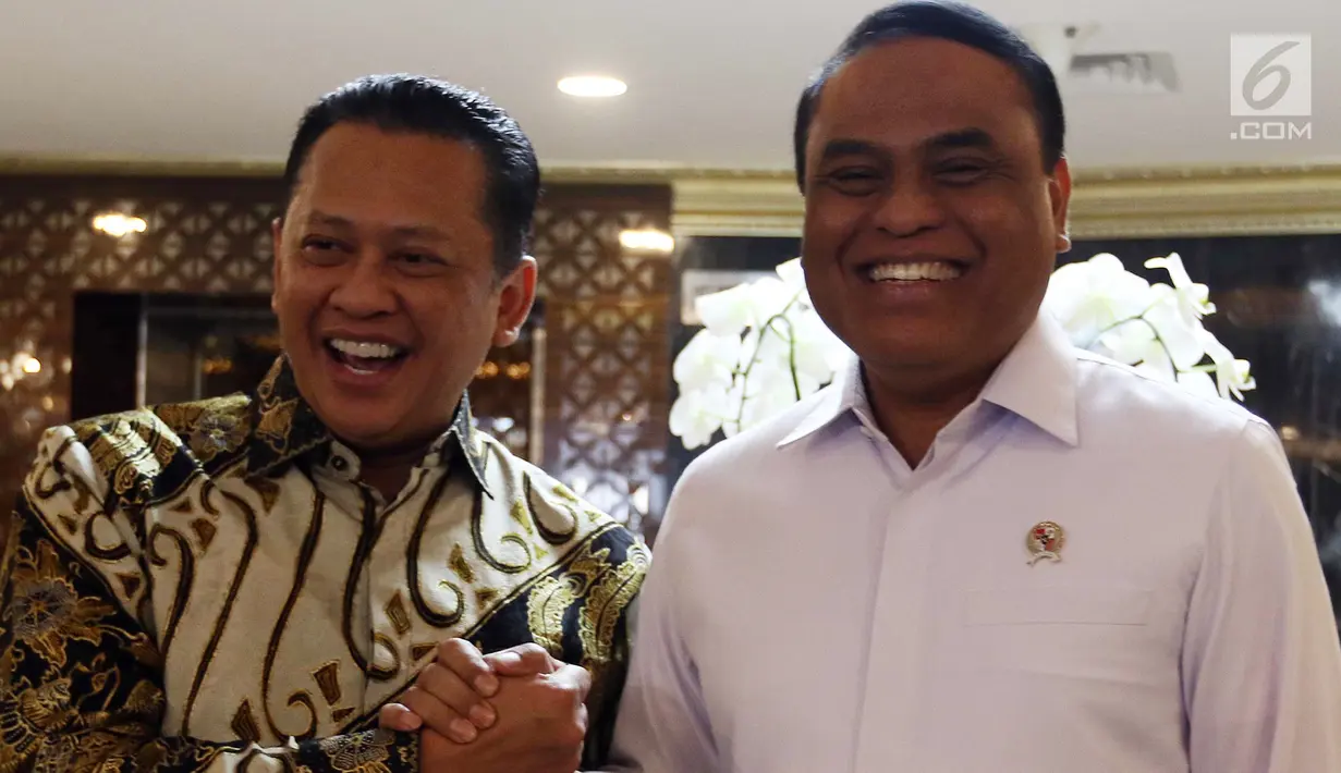 Menpan RB Syafruddin (kanan) dan Ketua DPR Bambang Soesatyo usai pertemuan di Gedung Nusantara III Komplek Parlemen Senayan, Jakarta, Selasa (23/7/2019). Dalam pertemuan Menpan RB mengatakan kepada Ketua DPR Bamsoet ada 23 lembaga negara yang terkena akuisisi. (Liputan6.com/Johan Tallo)