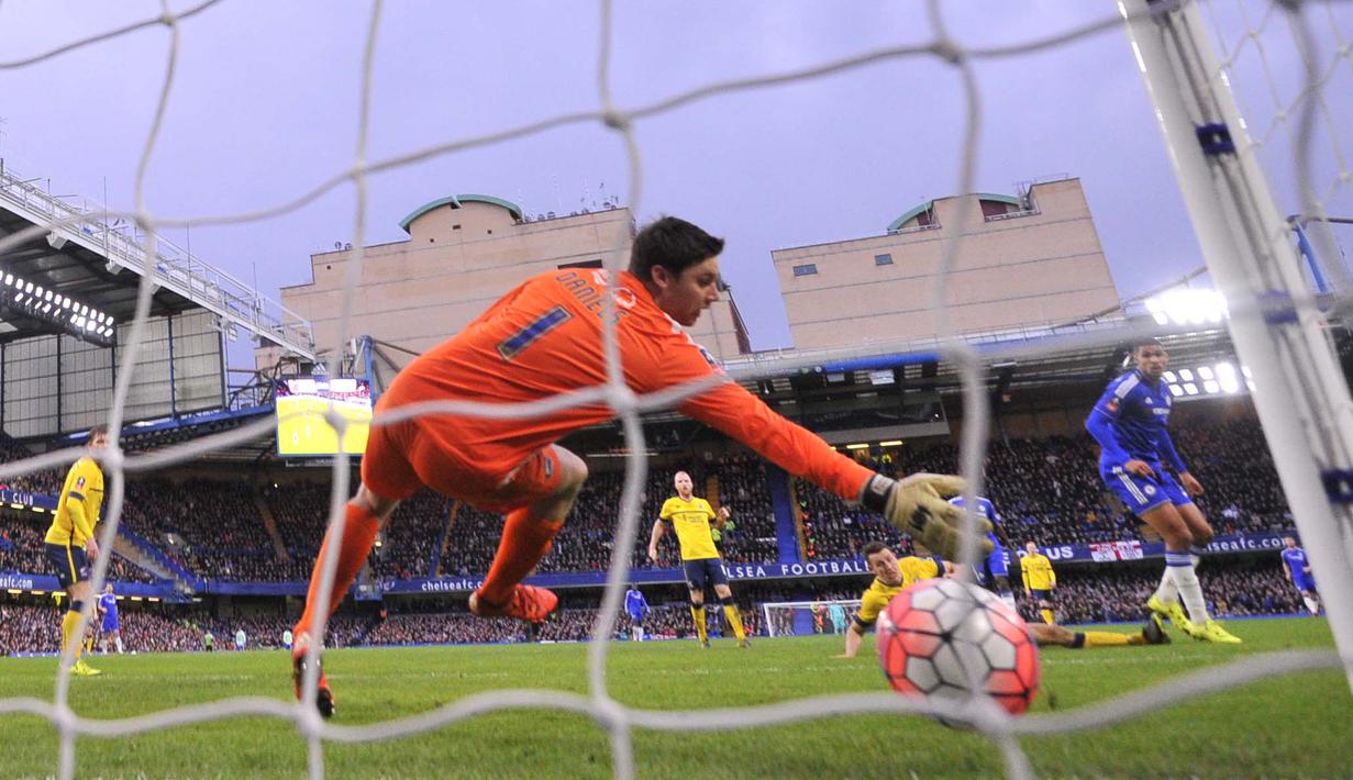 Pemain Chelsea, Ruben Loftus-Cheek (kanan), saat mencetak gol ke gawang cunthorpe United pada putaran ketiga Piala FA di Stadion Stamford Bridge, London, Minggu (10/1/2016). (AFP Photo/Glyn Kirk)