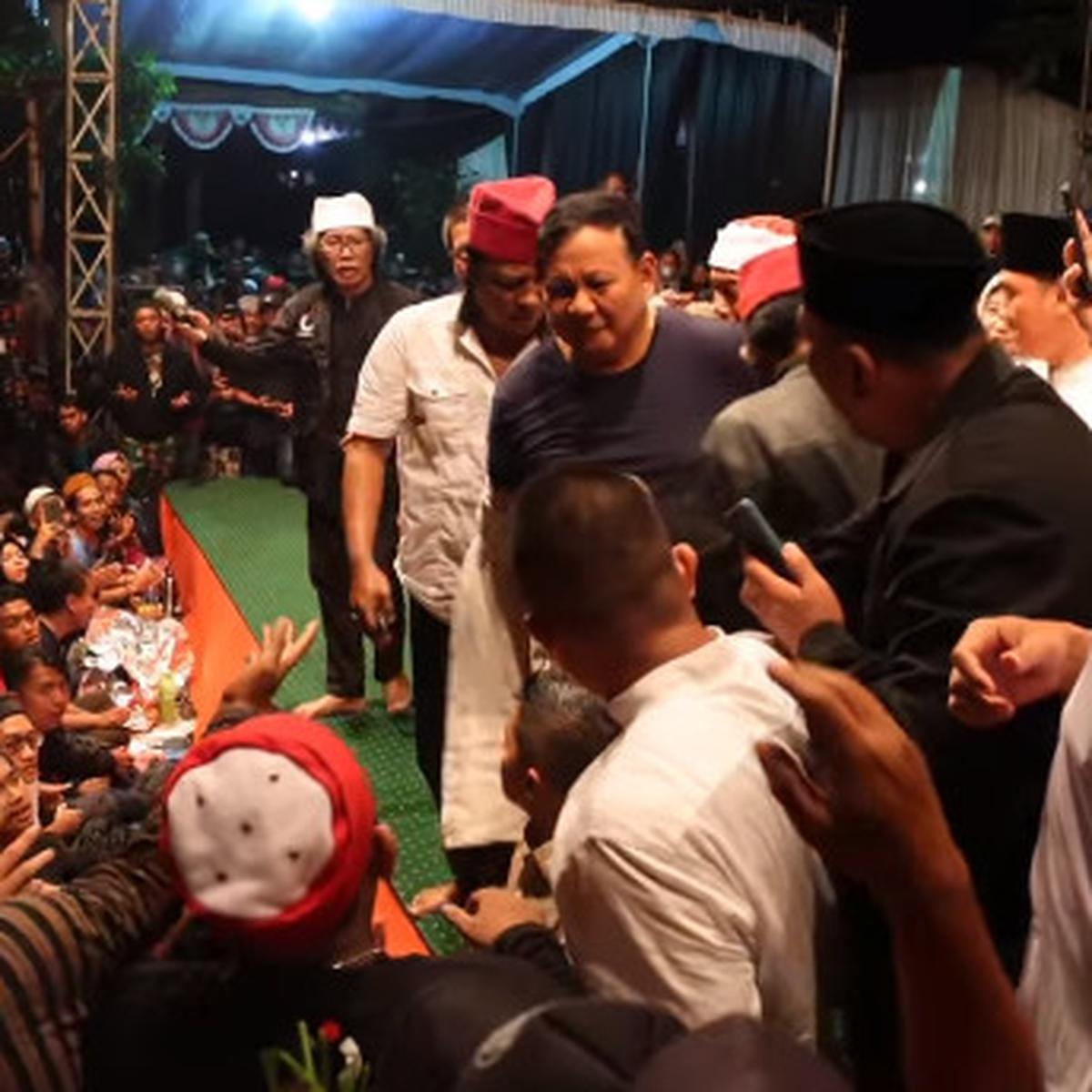 Video Lawas Presiden Prabowo Subianto Beri Baju hingga Jam Tangan ke Penjual Makanan Keliling