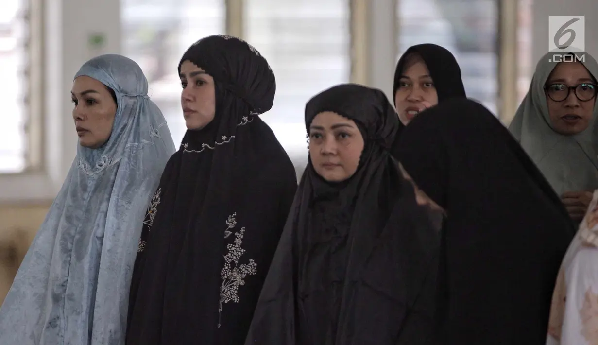 Artis Olla Ramlan bersiap menyalatkan jenazah ayahnya Muhammad Ramlan di masjid sekitar rumah duka di Jakarta, Selasa (5/6). Usai disalatkan, jenazah M. Ramlan diantarkan ke tempat peristirahatan terakhirnya di TPU Tanah Kusir.(Liputan6.com/Faizal Fanani)
