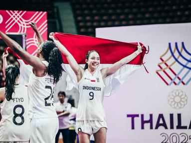 Timnas basket 3x3 putri Indonesia berhasil mengukir sejarah di SEA Games 2025. Untuk pertama kalinya Indonesia merebut medali emas. Agustin Gradita Retong dan kawan-kawan menjadi juara usai menang 20-18 atas tuan rumah Thailand di laga final yang berlangsung di Stadion Nimibutr, Bangkok, Kamis (11/12/2025) petang WIB. (Dok. Perbasi/Ariya Kurniawan)