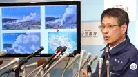 Juru bicara badan meteorologi Jepang menjelaskan erupsi gunung Yama yang terjadi pada Kamis, 19 April 2018 (AFP)