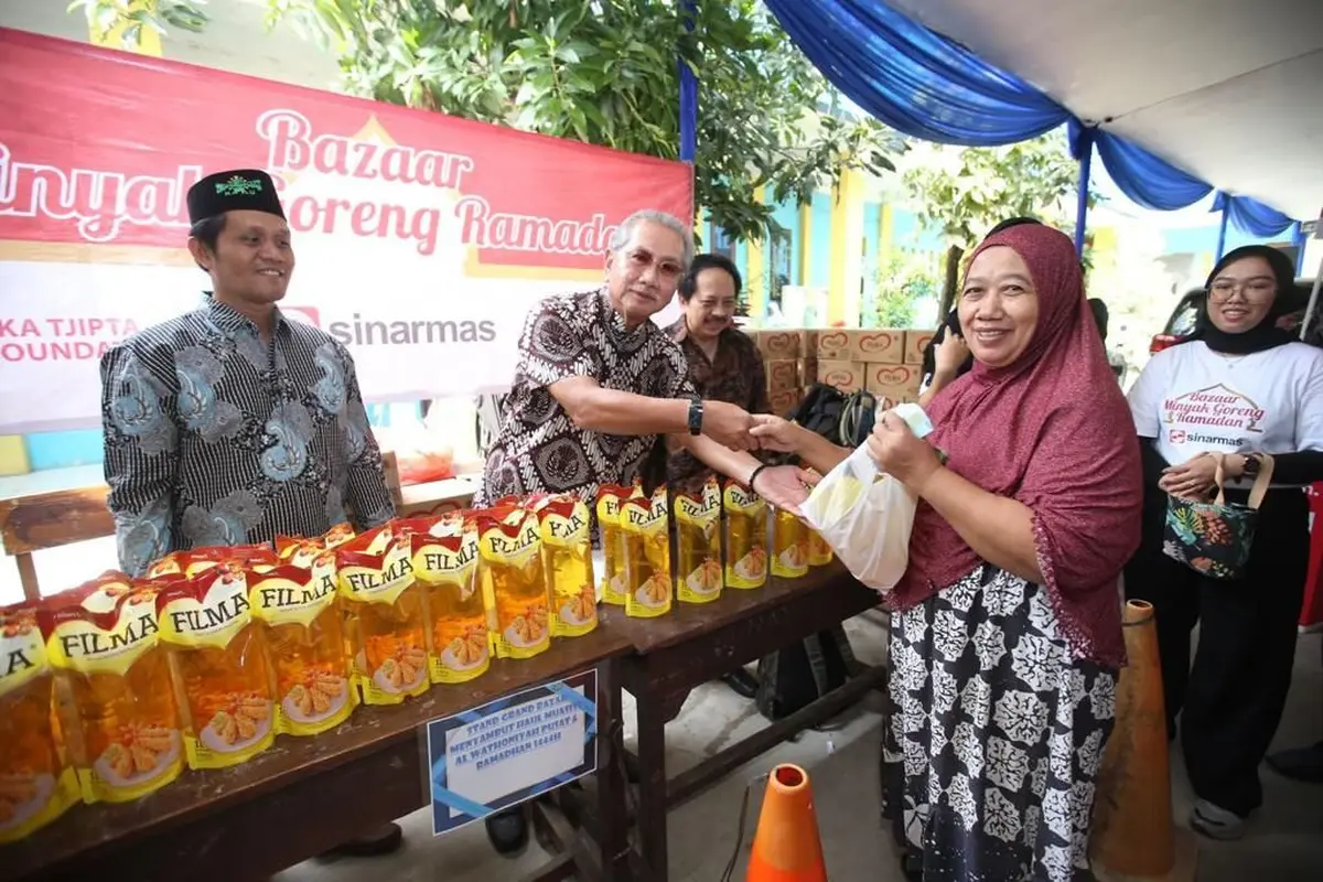 Yayasan Muslim Sinar Mas (YMSM), bekerja sama dengan Majelis Ulama Indonesia (MUI) menyalurkan minyak goreng kemasan dengan harga khusus jelang Ramadhan di Cakung, Jakarta Timur. (Dok Sinar Mas)