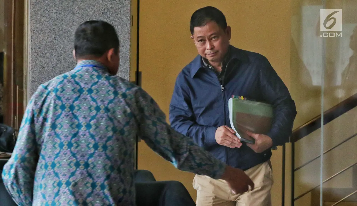 Menteri Energi dan Sumber Daya Mineral (ESDM), Ignasius Jonan meninggalkan gedung KPK usai menjalani pemeriksaan di Jakarta, Jumat (31/5/2019). Jonan mengaku menjelaskan tugas pokok dan fungsi (tupoksi) sebagai Menteri Energi dan Sumber Daya Mineral (ESDM) kepada penyidik. (Liputan6.com/Johan Tallo)