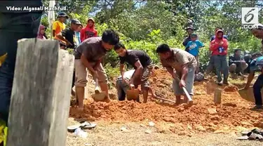 Setelah aksi pembakaran rumah istri muda oleh istri tua, kini sang istri muda dikabarkan meninggal.