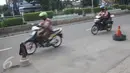 Kendaraan melintasi jalanan yang berlubang di Jalan Otista Raya, Jakarta, Rabu (22/2). Kondisi tersebut berbahaya bagi pengguna jalan, khususnya pengendara sepeda motor yang melintas saat malam hari. (Liputan6.com/Immanuel Antonius)