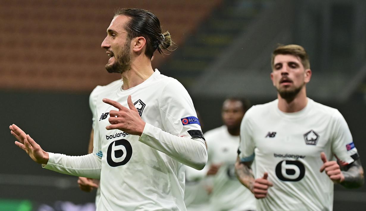 Gelandang Lille, Yazici Yusuf, merayakan gol yang dicetak Yusuf Yazici ke gawang AC Milan pada laga lanjutan Liga Europa 2020/2021 di Stadion San Siro, Jumat (6/11/2020) dini hari WIB. AC Milan kalah 0-3 oleh Lille. (AFP/Miguel Medina)