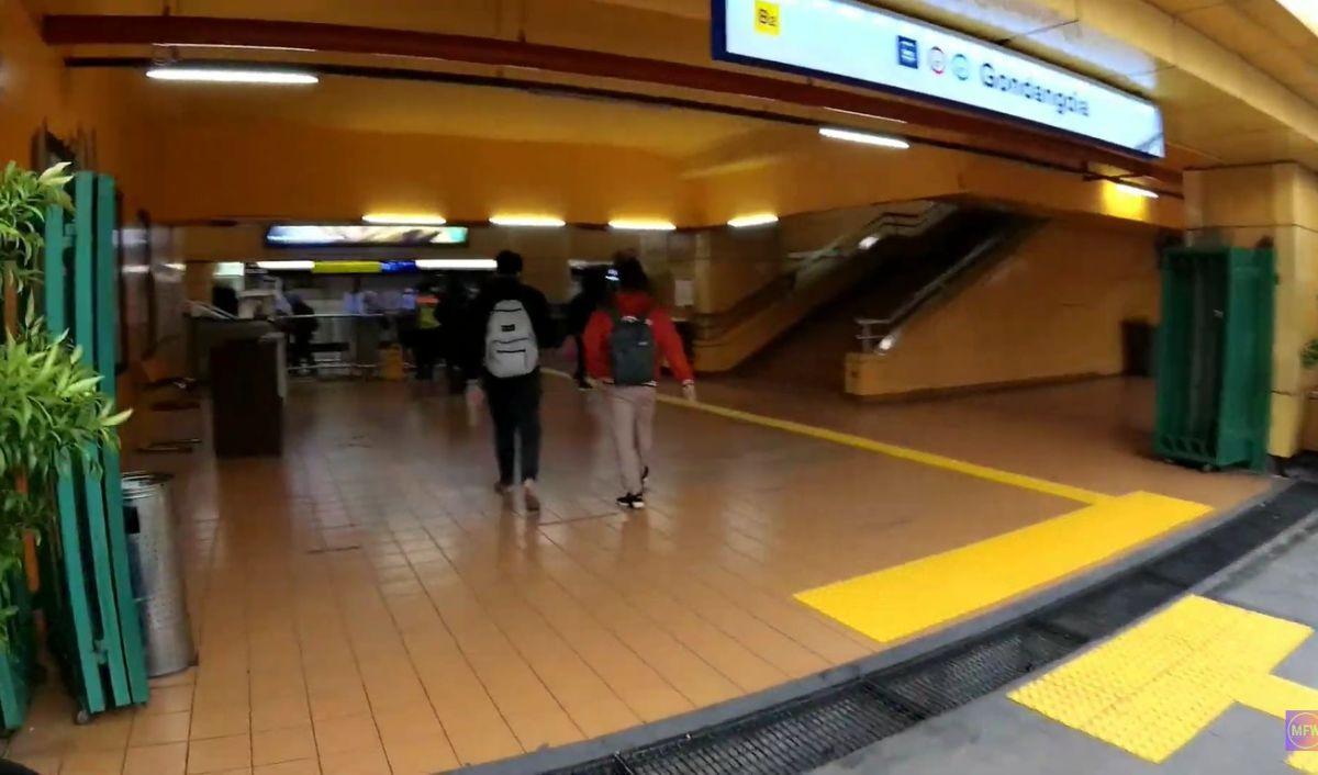Terdapat Pasar Gondangdia yang Legendaris dan Stasiun yang Ikonik