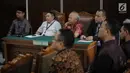 Kuasa hukum tergugat II dari (DPP Partai Gerindra) dan tergugat III (BPN Prabowo-Sandi) mengikuti sidang lanjutan di PN Jakarta Selata, Selasa (19/3). Sidang tersebut ditunda kembali hingga minggu depan. (Liputan6.com/Faizal Fanani)