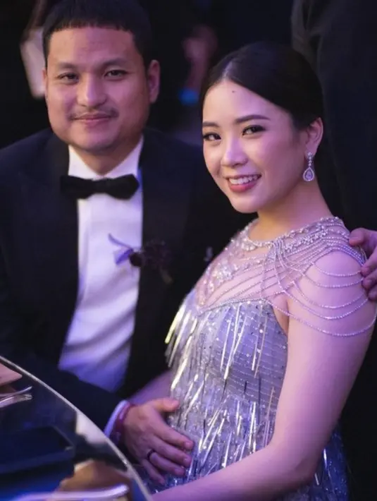 Jessica juga terlihat glamor dalam balutan gaya pesta bernuansa 20's. Untaian kilau pada gaun jadikan penampilannya semakin memesona. [Foto: Instagram/ Jessica Tanoesoedibjo]