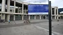 Sebuah tanda jalan bertuliskan "King Pele Avenue" digambarkan di luar stadion Maracana di Rio de Janeiro, Brasil pada 4 Januari 2023. Balai Kota Rio de Janeiro secara resmi menamai jalan yang mengelilingi stadion Maracana Avenue Rei Pele (King Pele). (MAURO PIMENTEL/AFP)