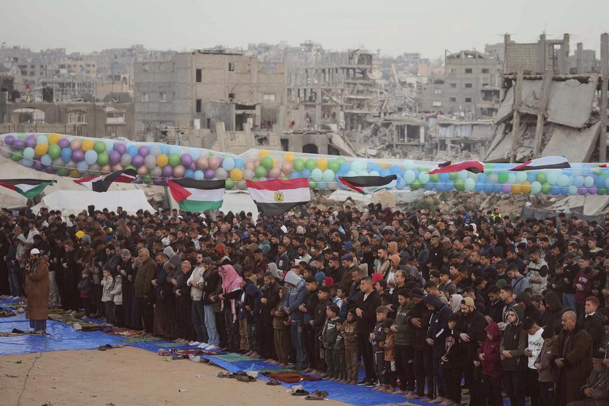FOTO: Salat Idul Fitri di Tengah Reruntuhan Gaza