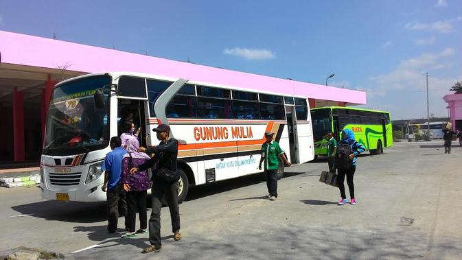 Jumlah bus angkutan mudik Lebaran menurun di Terminal Tirtonadi Solo, Jawa Tengah. (Liputan6.com/Reza Kuncoro)