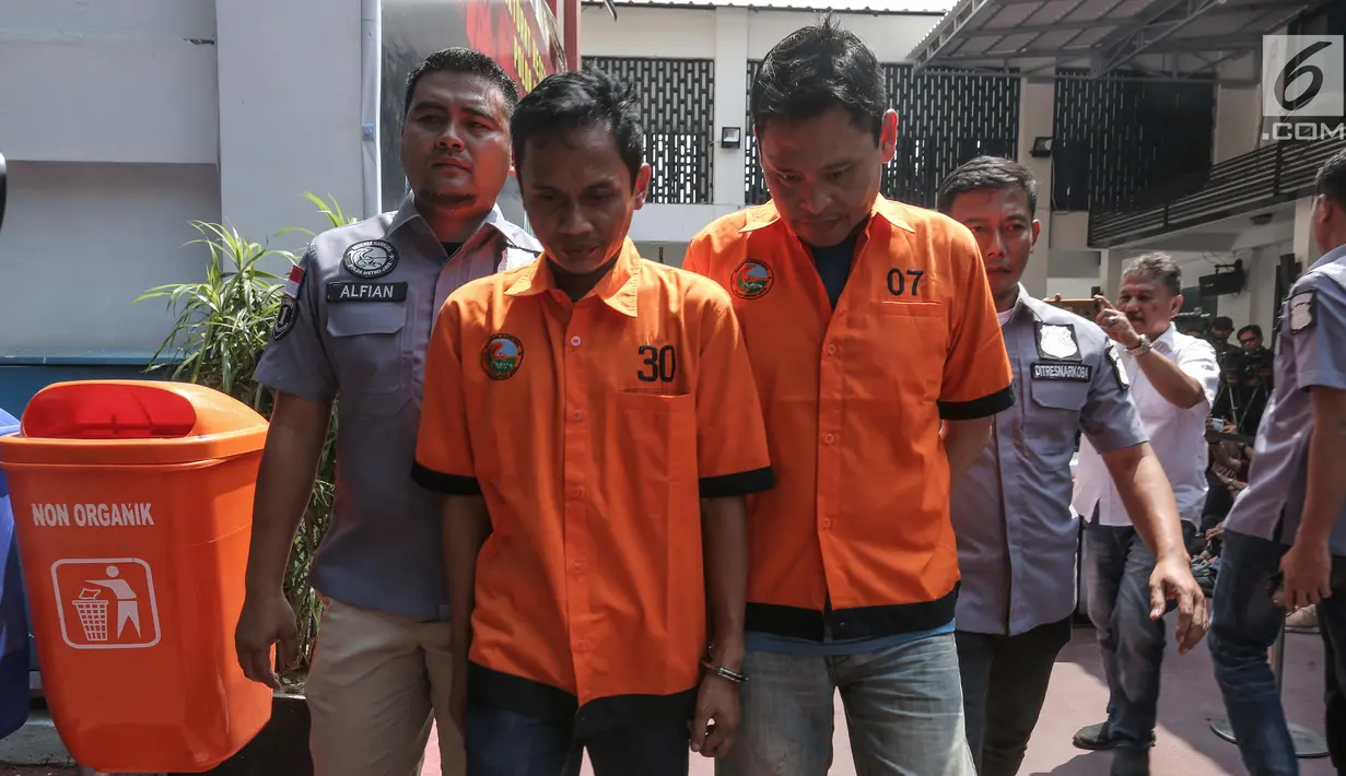 Dua tersangka E dan HM alias TB pemasok narkoba kepada komedian Tri Retno Prayudati alias Nunung dihadirkan saat rilis di Ditresnarkoba Polda Metro Jaya, Jakarta, Kamis (25/7/2019). Tersangka E ditangkap pada Minggu (21/7/2019). (Liputan6.com/Faizal Fanani)