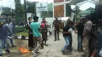 Insiden Hantaman Ember di Tengah Kisruh Demo Mahasiswa Depan Kejati Sultra
