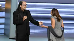 Sutradara Glenn Weiss mengajak kekasihnya, Jan Svendsen naik ke atas podium saat menerima penghargaan Emmy Awards 2018 di Los Angeles, Selasa (18/9). Glenn Weiss melamar kekasihnya di atas panggung. (KEVIN WINTER / GETTY IMAGES NORTH AMERICA / AFP)